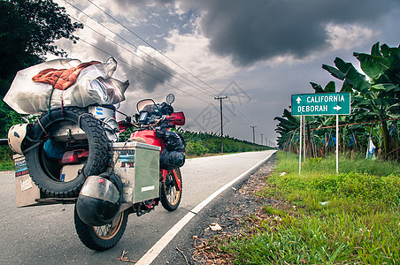 在巴拿马城路边的旅行摩托车图片