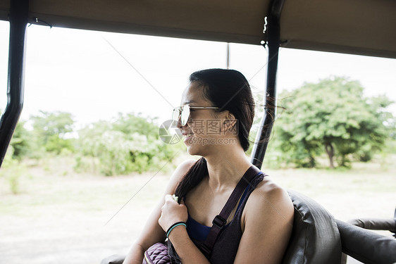 前往旅游目的地的女游玩者旅行图片