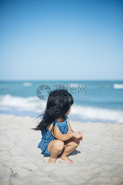 海滩上的小女孩图片