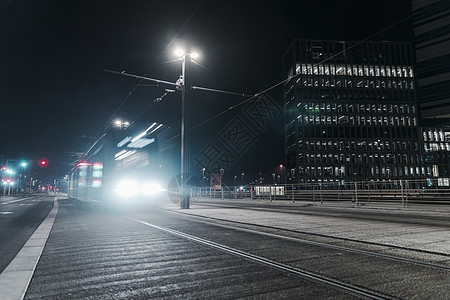 丹麦奥胡斯办公楼旁驶过的电气化铁路列车图片