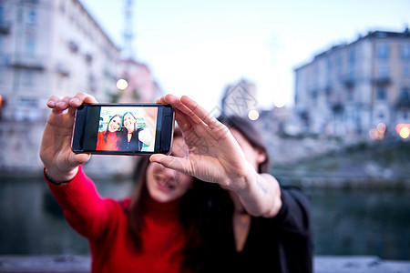 意大利米兰隆巴迪市自拍女青年图片