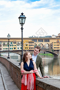 意大利托斯卡纳佛罗伦萨的旧桥的年轻夫妇图片