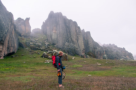 秘鲁的登山者走到了草地上图片