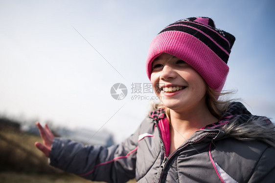 带着甜的帽子快乐年轻女孩图片