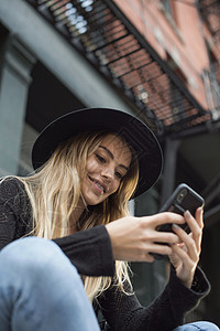 女人看着手机微笑美国纽约图片
