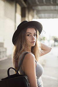 戴帽子的女人回头看镜头纽约美国图片素材