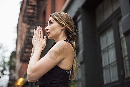 双手合十远看的女人使人疲乏的,玩,等待,冒险,期待,逃跑,团结,感情