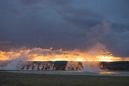 美国怀俄明黄石家公园日落时的蒸汽喷泉的风景图片