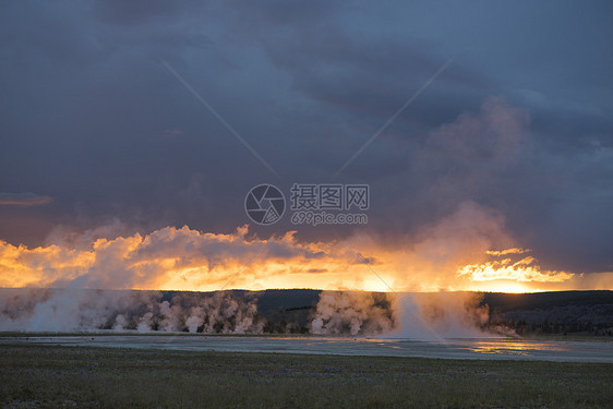 美国怀俄明黄石家公园日落时的蒸汽喷泉的风景图片