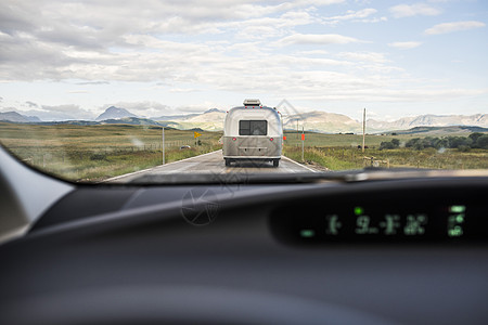 美国蒙大拿东冰川公园前面路上娱乐车辆的风景图片