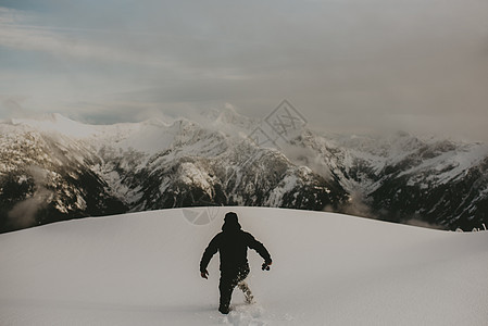 山上深雪中的男人图片