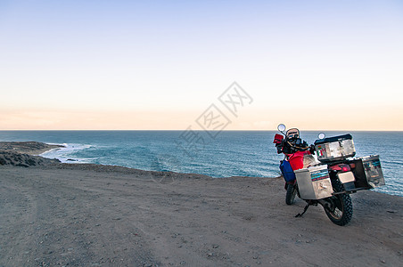 海岸边停下的摩托车图片