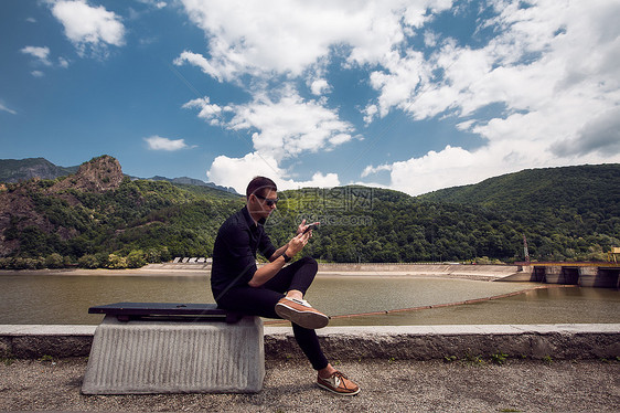 罗马尼亚海滩上使用手机的人图片
