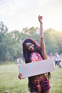 年轻女子在音乐节拿着自由标语笑着举起手图片