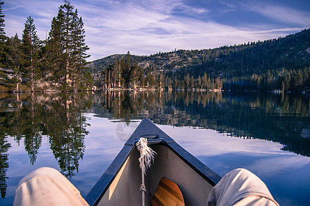 美国加利福尼亚州高山回声湖独木舟上的人的腿背景图片