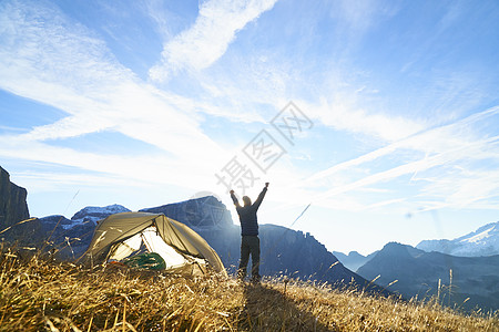 意大利卡纳泽特伦蒂诺阿尔托迪埃山顶的登山者在日出时高举双手图片