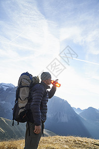 意大利卡纳泽特伦蒂诺阿尔托迪埃喝水的登山者图片