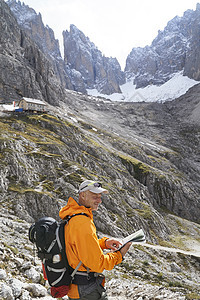 意大利卡纳泽特伦蒂诺阿尔托迪埃看地图得登山者图片