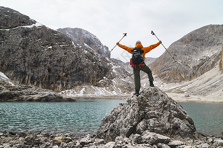 意大利卡纳泽特伦蒂诺阿尔托迪埃湖边的登山者高举双手看风景图片