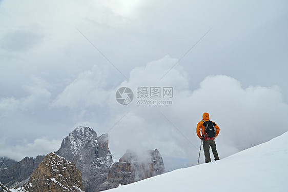 意大利卡纳泽特伦蒂诺阿尔托迪格远望的登山者图片