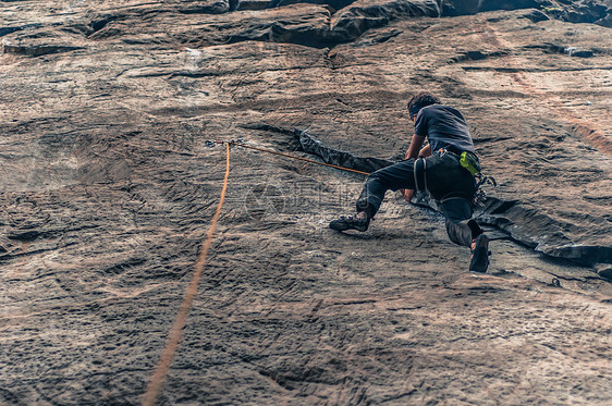 在广西石灰岩上攀岩的人图片