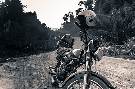越南和老挝之间公路上的摩托车图片