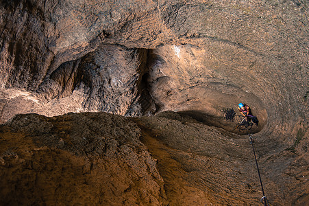 美国俄勒冈州特尔邦史密斯洛克州立公园的攀岩者图片