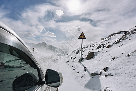 汽车在雪山上行驶图片