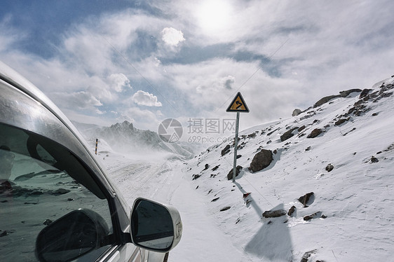 汽车在雪山上行驶图片