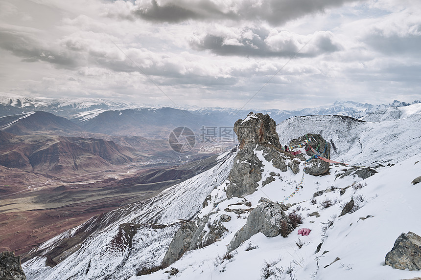 西藏被雪覆盖山脉图片