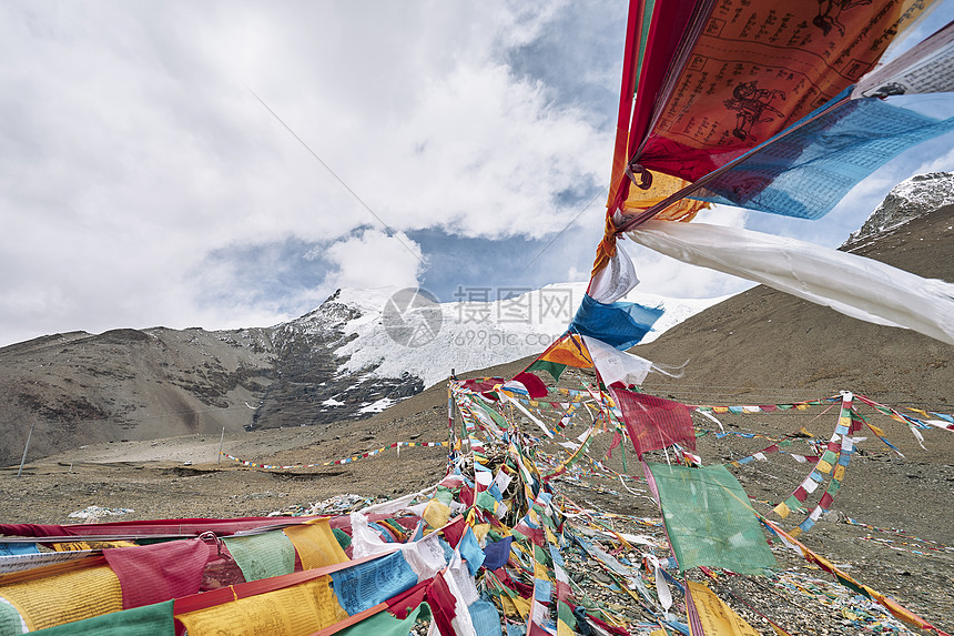 西藏山上的祈祷旗图片