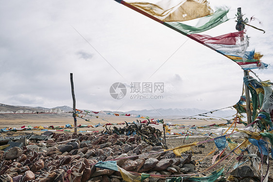 新疆布朗港海边的祈祷旗图片