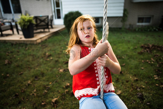 女孩在花园里挥舞绳子图片