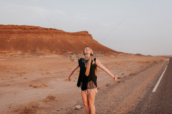 摩洛哥杜巴沙漠中的妇女图片