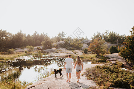 加拿大Algonquin公园带宠狗散步的夫妇图片
