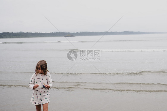 加拿大托菲诺海滩上的女孩图片