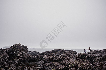 父亲和孩子在岩石上行走加拿大托菲诺图片