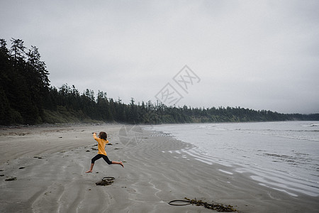 女孩在加拿大托菲诺海滩玩图片