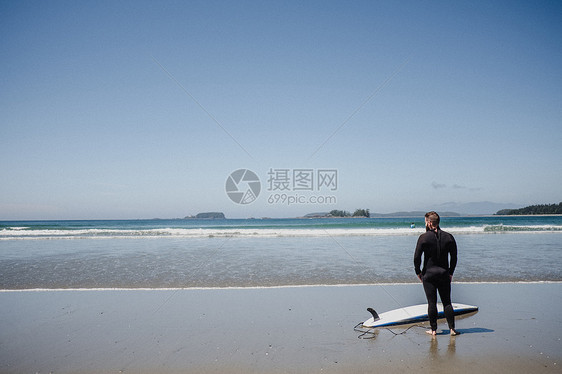 加拿大托菲诺海滩有冲浪板的人图片