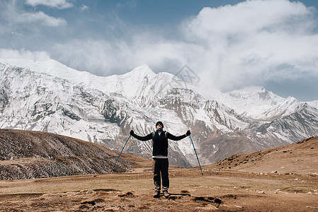 尼泊尔马南喜马拉雅山安纳普纳赛道上的徒步旅行者图片