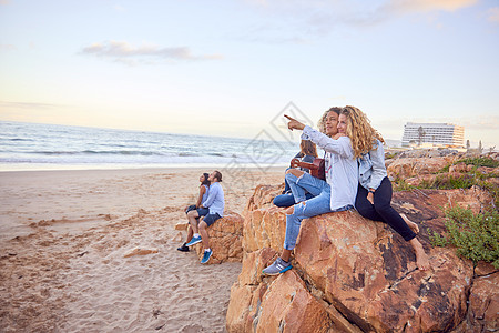 朋友在南非西开普莱滕堡湾海滩放松图片