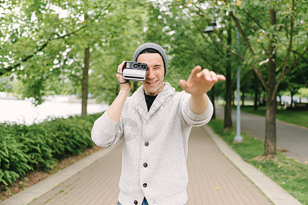 年轻人用即时相机拍照加拿大温哥华图片
