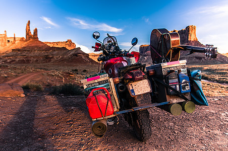 美国犹他州穆阿布Canyonland公园美犹他州穆阿布Canyonland公园攀岩路线上的摩托车图片