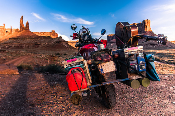 美国犹他州穆阿布Canyonland公园美犹他州穆阿布Canyonland公园攀岩路线上的摩托车图片