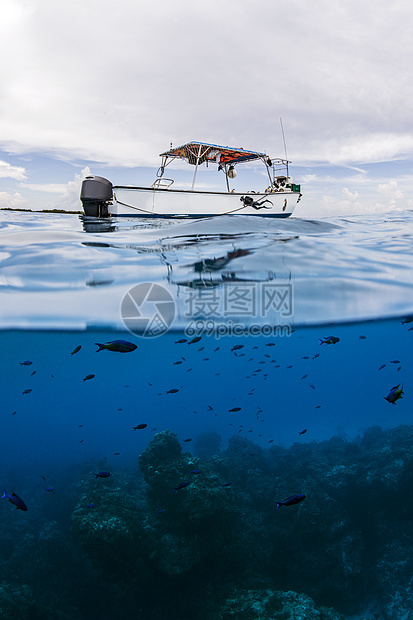 墨西哥金塔纳罗奥州科祖梅尔岛Conzumel礁上游船图片