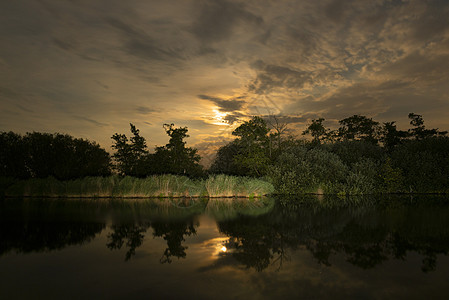 荷兰弗里斯湖上日落图片
