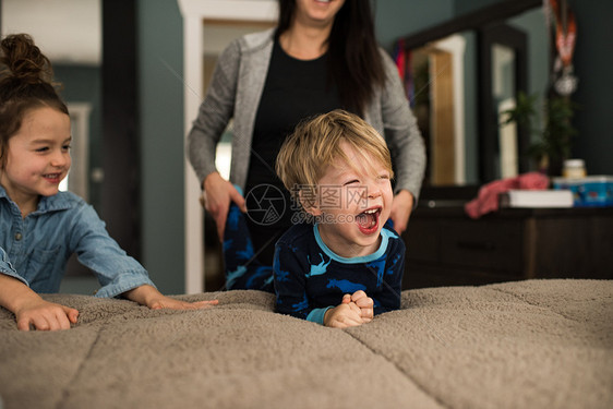 母亲在家与孩子一起玩图片