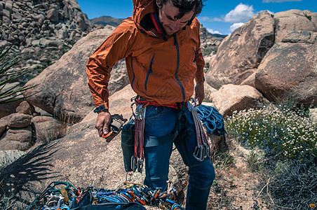 美国加利福尼亚州JoshuaTree身着安全装备的摇滚攀岩者图片