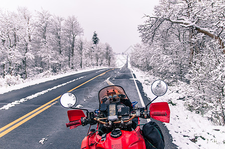 美国加利福尼亚州Placerville冬季停在路边的摩托车旅游图片