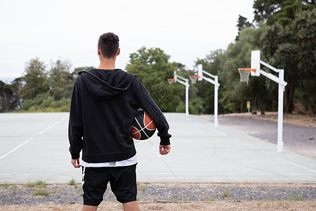 男青少年篮球运动员从篮球场向外看后视图图片